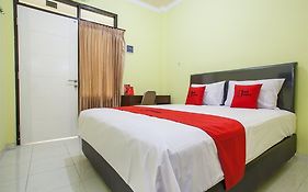 Reddoorz Near Petra University 2